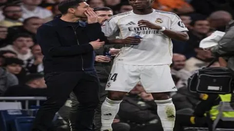 中国女子举重队时隔六年勇夺世界大赛团体金牌，新华网报道